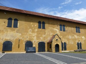 Explore the Maritime Archaeology Museum in Galle Fort, showcasing shipwreck artifacts and Sri Lanka’s rich maritime history.